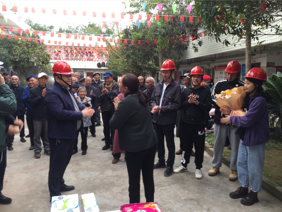 九九重阳节　浓浓敬老情集团成都分公司开展“敬老爱老，共度重阳佳节”活动