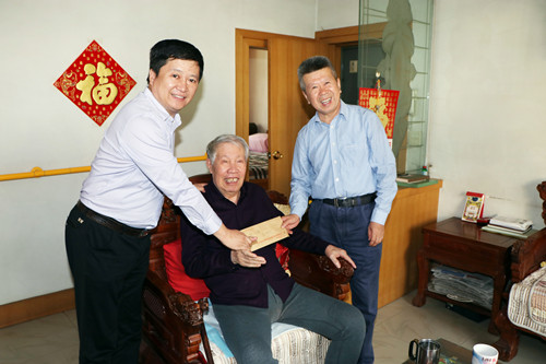 市工信局与集团公司领导慰问优秀共产党员及省级劳模